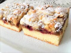 višňový koláč s mandlemi a žmolenkou – jednoduchá inspirace ke kávičce!