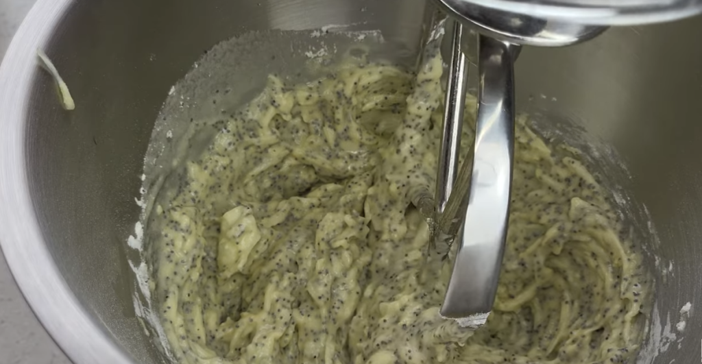 Šťavnatý cuketovo-mákový koláč s citronovou polevou – vláčný moučník k odpolední kávě i jako letní dezert