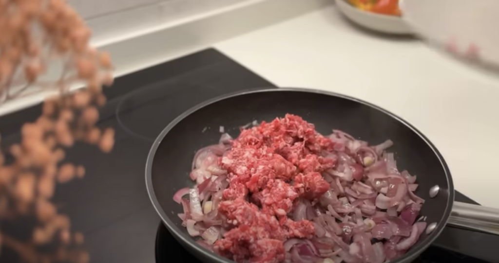 Gratinované vrstvené lilky s cibulovo-klobásovou směsí a sýrem