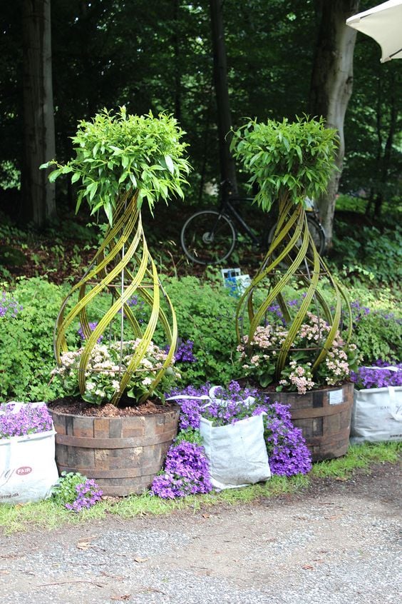 Stačí odřezat vrbové proutí, zapíchnout do květináče a zaplést – Za několik týdnů Vám vznikne překrásná dekorace!