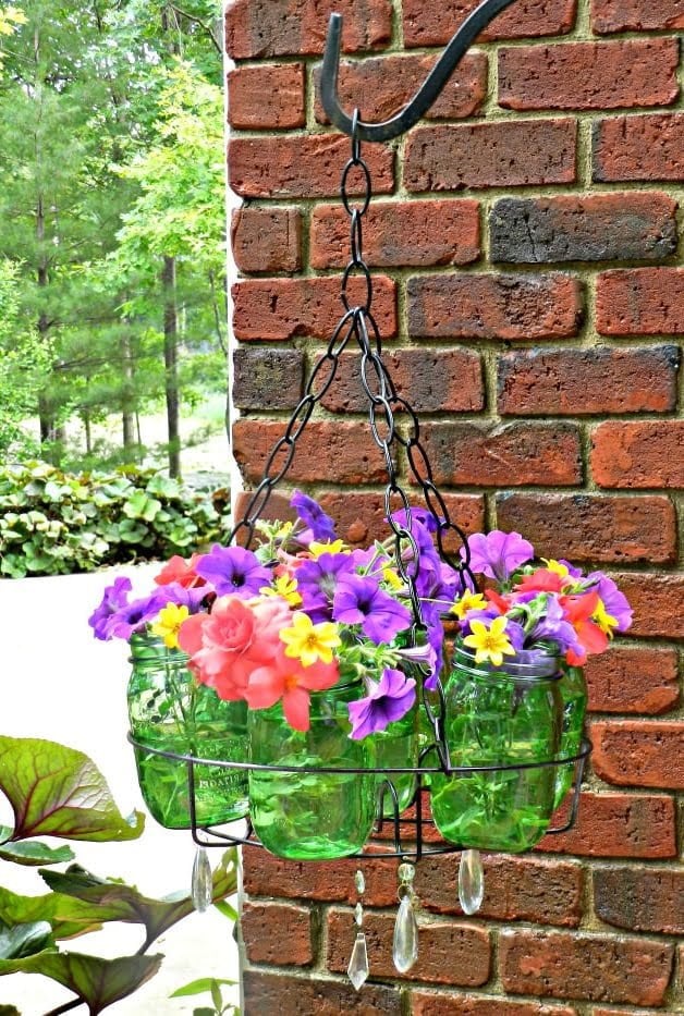 Úchvatné jarní lustry do zahrad, které jsou vyrobeny ze zavařovaček!