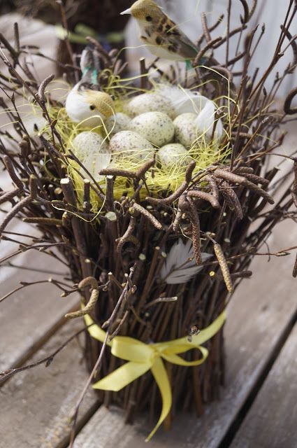 Jarní dekorace vytvořené z proutí, mechu a kraslic – jednoduché a levné nápady