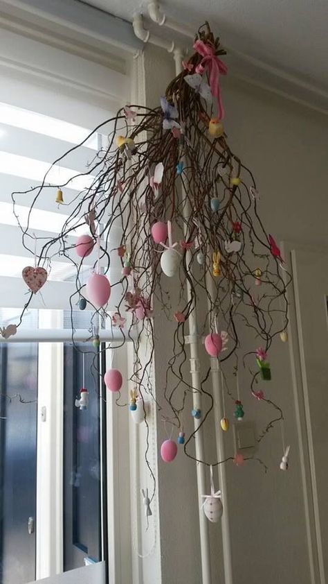 Jarní dekorace vytvořené z proutí, mechu a kraslic – jednoduché a levné nápady