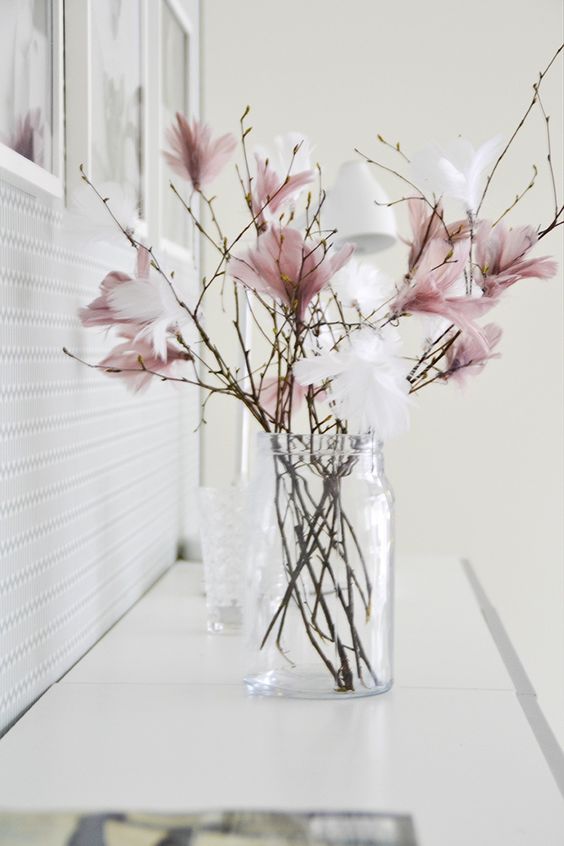 Vemte obyčejnou skleněnou nádobu nebo vázu a vložte do ní jarní ozdoby: Krásná jarní dekorace téměř zadarmo!