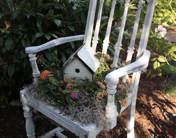 Proměňte starou židli v krásnou dekoraci na jarní měsíce – 20+ nápadů