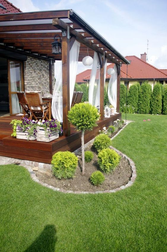 Zahradní inspirace – Krásné nápady na dřevěné terasy s kouzelným posezením