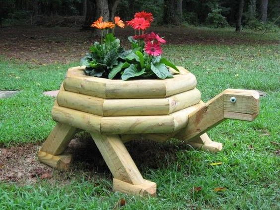 Z obyčejného palivového dřeva se dají vyrobit úžasné zahradní postavičky – Prima inspirace