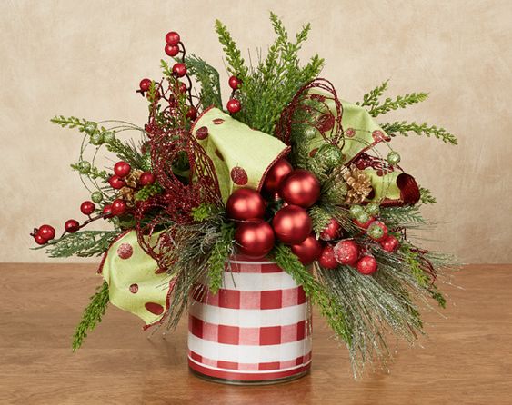 Vzali jsme obyčejnou plechovku a využili ji ke krásné vánoční dekoraci – Inspirujte se!