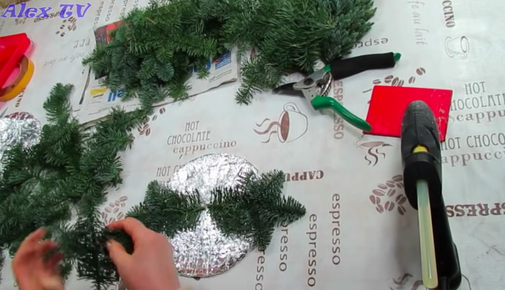 Vemte kousek kartonu, alobal a jehličí: Vytvořte si překrásné dekorace na zimní měsíce!