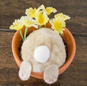 Krásné nápady na jarní dekorace znázorňující chlupaté králíky skákající do květináče!