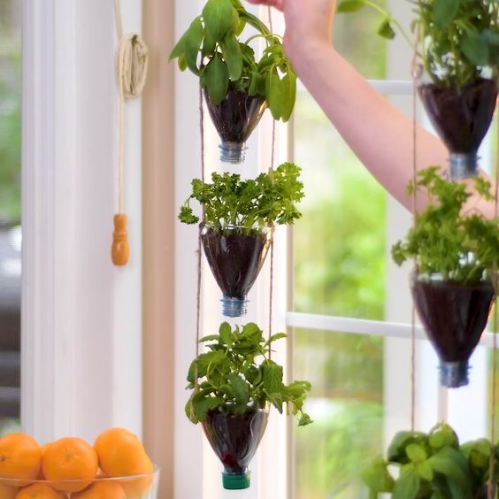 Inspirace na jarní, zahradní tvoření: Využijte obyčejnou PET lahev!