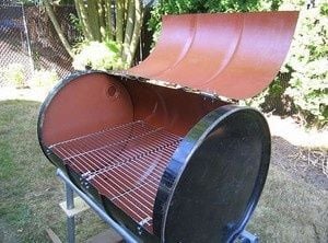 Nevíte co se starým plechovým sudem? Využijte jej jako grill či zahradní dřez!