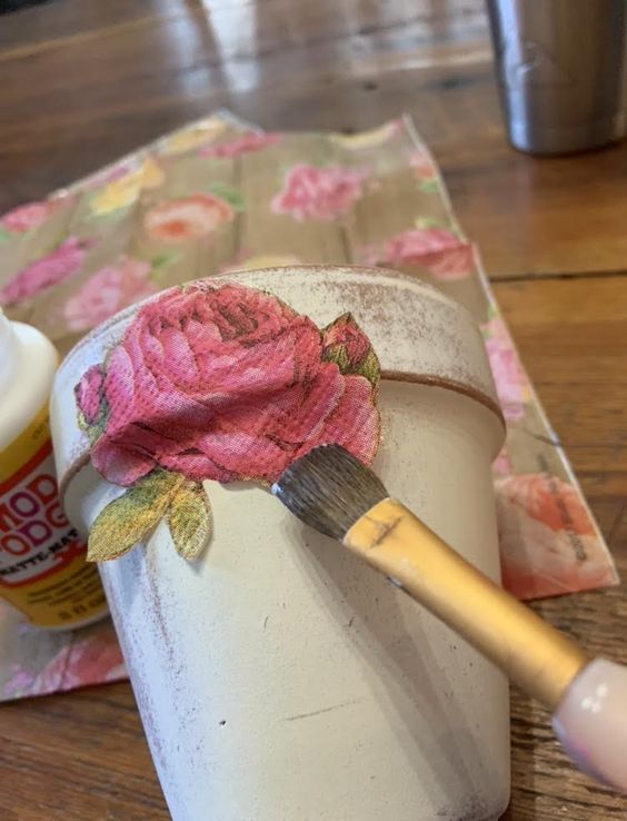 Návod na zkrášlení terakota květináčů pomocí papírového ubrousku s jarním vzorem