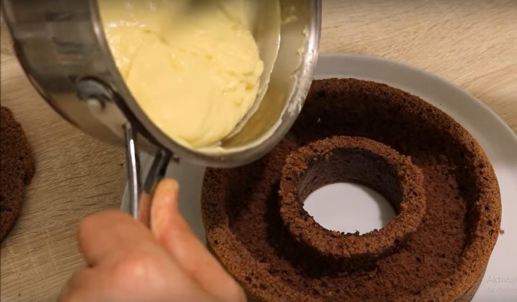 Luxusní čokoládová bábovka plněná lahodným krémem: Tento dezert musíte vyzkoušet!