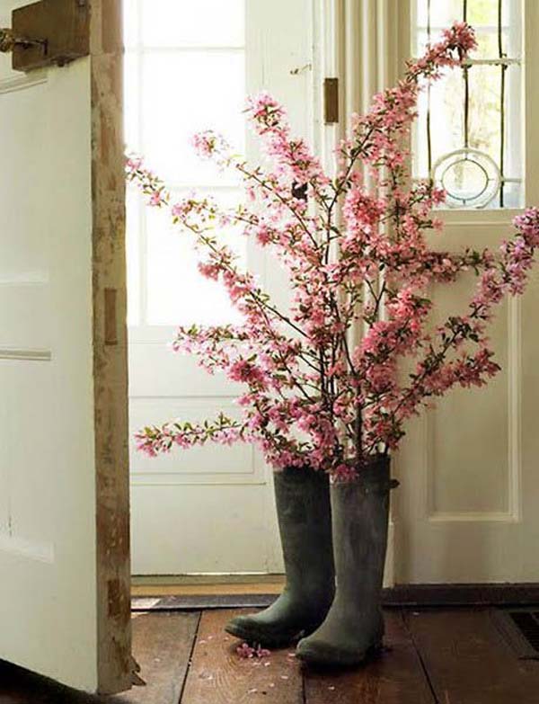 Dekorace vytvořené z vysokých květináčů, které stačí jen postavit před dveře