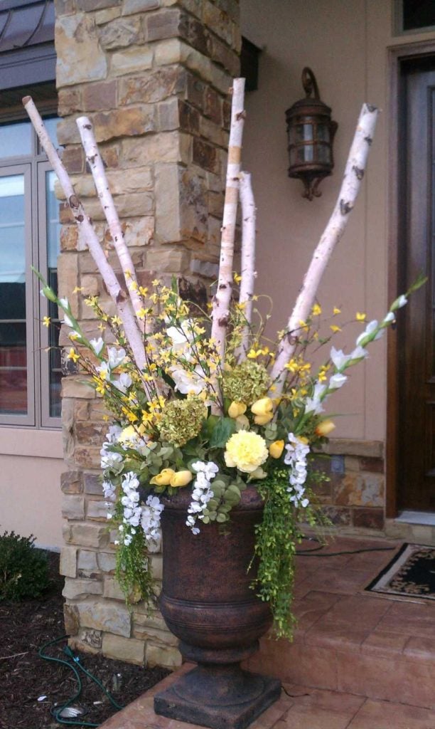 Dekorace vytvořené z vysokých květináčů, které stačí jen postavit před dveře
