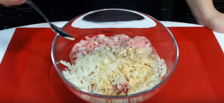 Masové koule s bramborami a omáčkou z jedné mísy – jednoduchý a rychlý oběd!