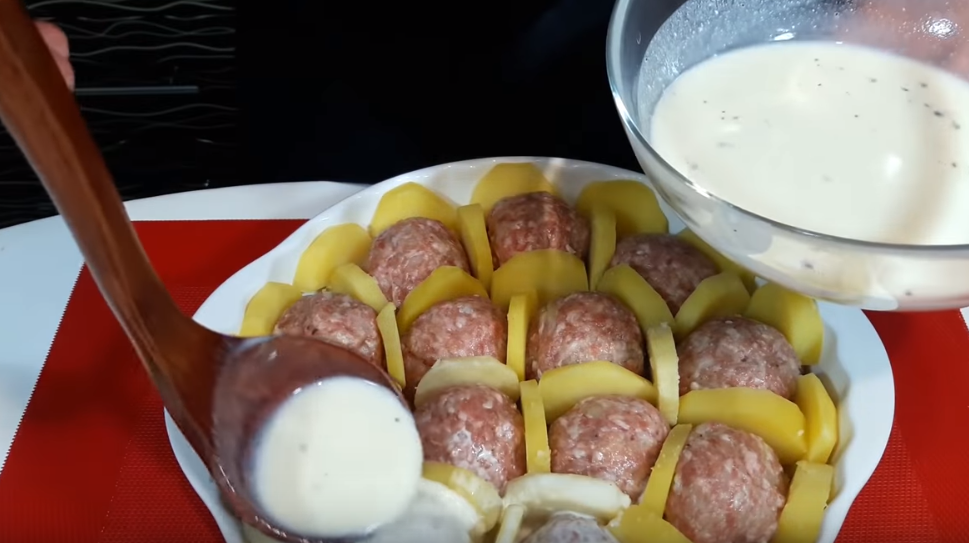 Masové koule s bramborami a omáčkou z jedné mísy - jednoduchý a rychlý oběd!