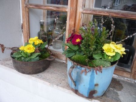 Oprašte své truhlíky a květináče: 22+ krásných inspirací, jak na jaro vyzdobit parapety!