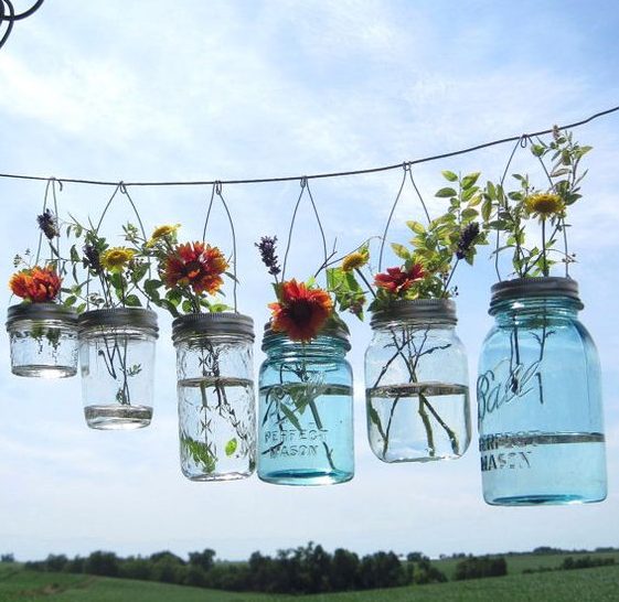Úchvatné jarní lustry do zahrad, které jsou vyrobeny ze zavařovaček!
