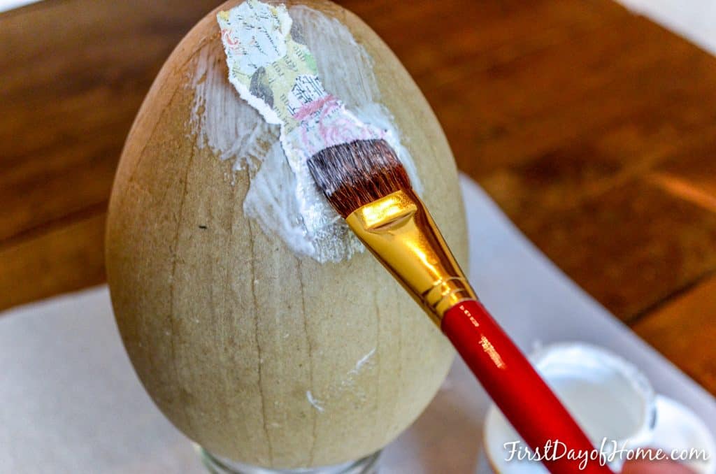 Jarní inspirace na velikonoční vajíčka a jiné dekorace vyrobené z novin a provázků