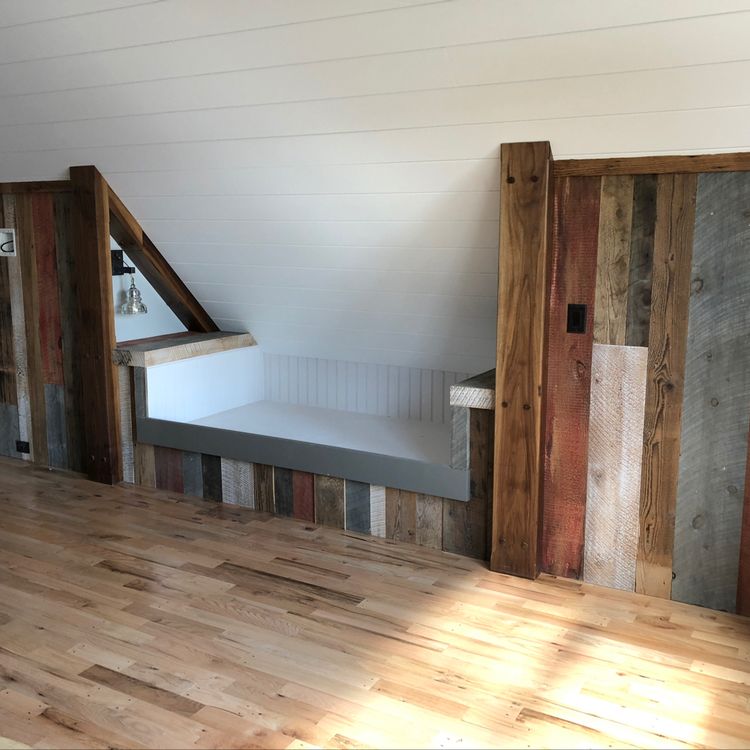 Prohlédněte si, co dokáže dřevěný obklad v interiéru jen na jedné stěně – GALERIE