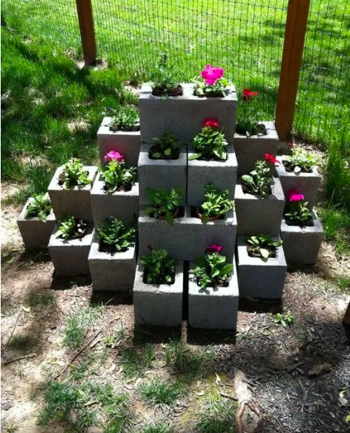 Vyvýšené záhony z betonových tvárnic – Na zeleninu, jahody i oblíbené květiny