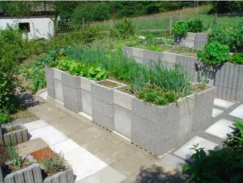 Inspirace na vyvýšené záhony z betonových tvárnic – Na zeleninu, jahody i oblíbené květiny