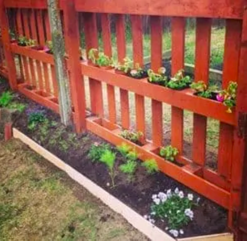 Potřebujete jen několik dřevěných palet a můžete si takto vylepšit zahradu i terasu