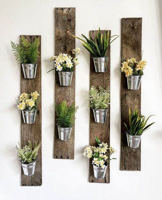 25+ skvělých inspirací na pozadí pro vaše květiny: Využijte obyčejné dřevo!