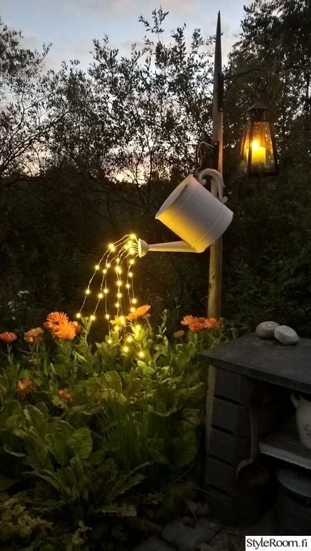 Inspirace na krásnou zahradní dekoraci: Využijte staré konve a světýlka!