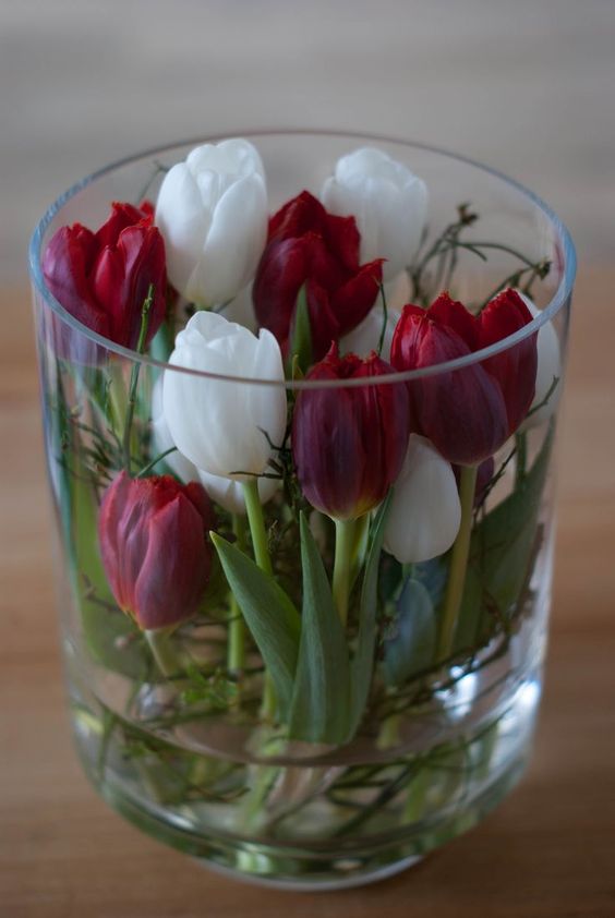 Inspirace na krásné tulipánové dekorace: Stačí naskládat do vázy!