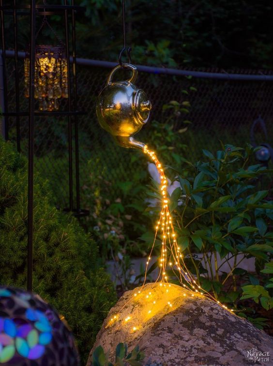 Inspirace na krásnou zahradní dekoraci: Využijte staré konve a světýlka!