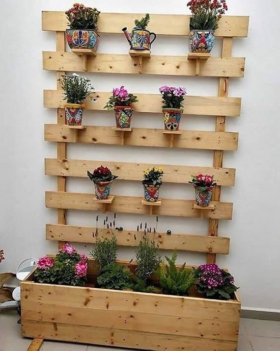 25+ skvělých inspirací na pozadí pro vaše květiny: Využijte obyčejné dřevo!