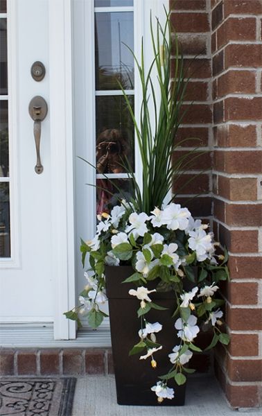 Z obyčejného vysokého květináče lze vykouzlit úžasné dekorace před vchodové dveře! – 22 inspirací, které Vás budou těšit!