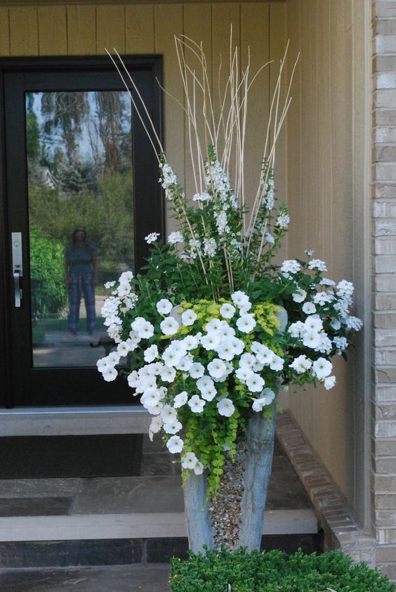 Z obyčejného vysokého květináče lze vykouzlit úžasné dekorace před vchodové dveře! – 22 inspirací, které Vás budou těšit!