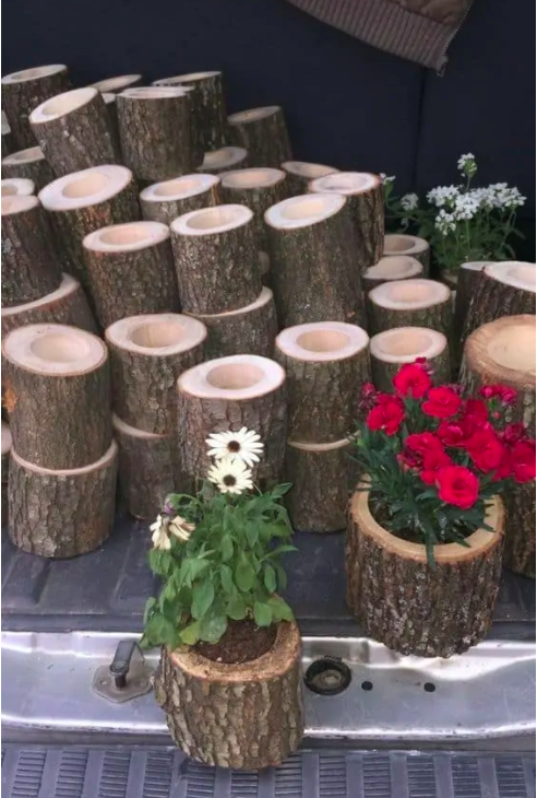 Odpadové dřevo proměnili v krásné zahradní dekorace – Inspirujte se