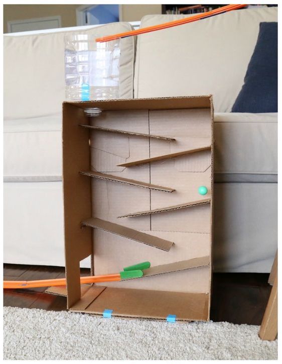 Zábava pro děti do upršených dní: Skvělé nápady na využití obyčejných kartónových krabic!