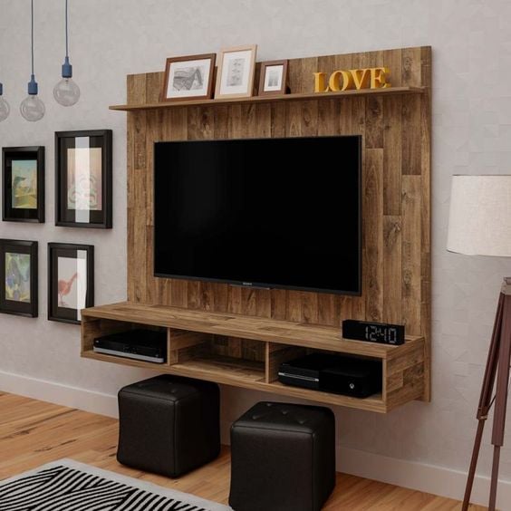 Využijte obyčejné dřevo jako pozadí vaší televize: 20+ skvělých inspirací!