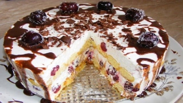 Recept na nepečený piškotový dort se zakysanou smetanou