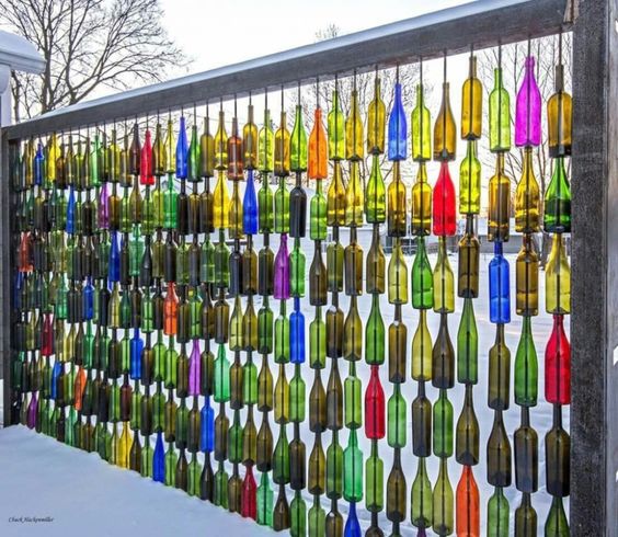 Prázdné skleněné lahve od vína nevyhazujte! 30+ nápadů na kouzelné zahradní prvky a dekorace!