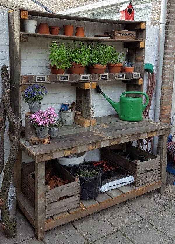 Postavte si zahradní stůl z dřevěných palet pro pořádek a pohodlí na zahradě