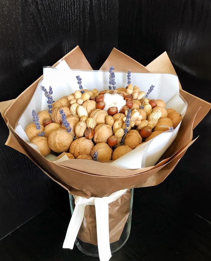 Skvělé nápady na kytice vyrobené z ovoce a ořechů: Pro oslavence i k dekoračním účelům!