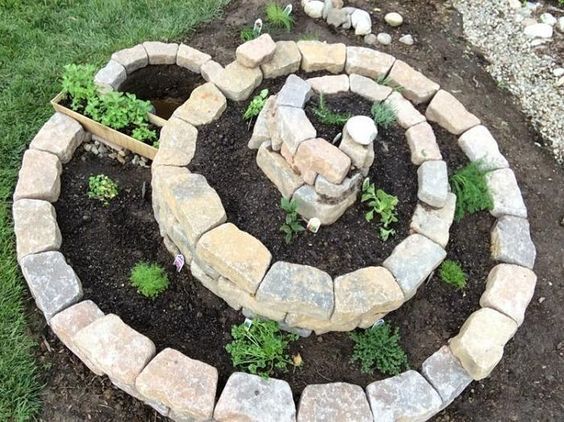 Inspirace na letošní zahrádkářskou sezonu: 20+ krásných spirálovitých zahradních skalek!