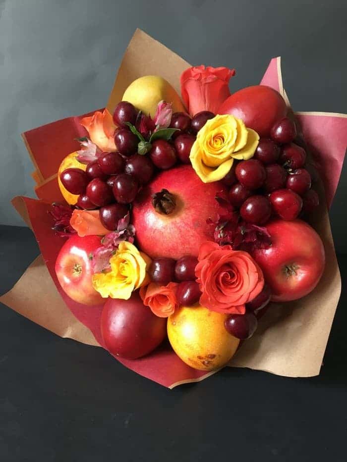 Skvělé nápady na kytice vyrobené z ovoce a ořechů: Pro oslavence i k dekoračním účelům!