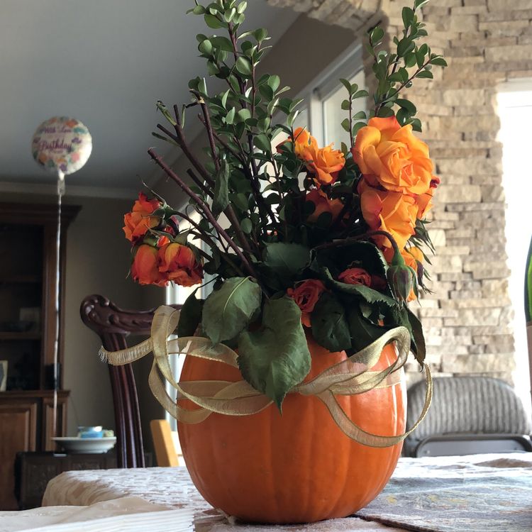 Hledáte originální podzimní květináč? Využijte klasickou dýní!