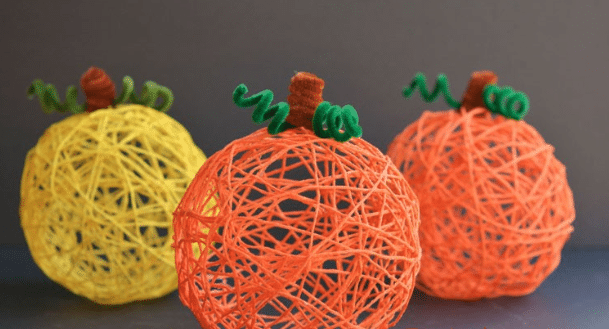 Budete potřebovat nafukovací balónek, bavlnku a lepidlo: Podzimní dekorace