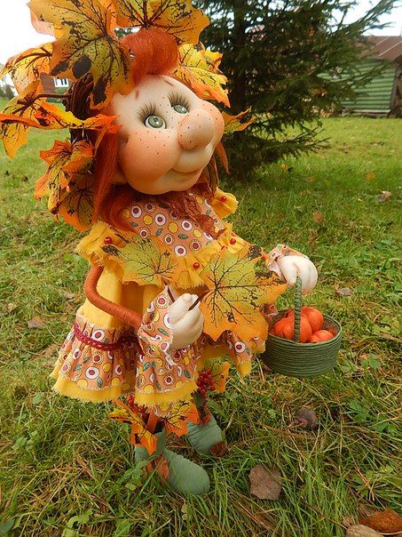Překrásná podzimní postavička vytvořená ze starých silonek, plastové láhve a barevného listí!