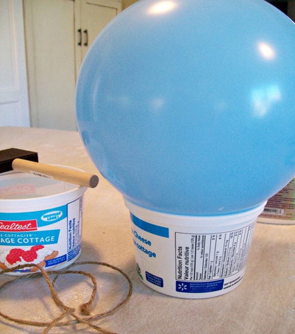 Stačí Vám nafukovací balónek a provázek: Vytvořte si svítící dýně na podzimní měsíce!