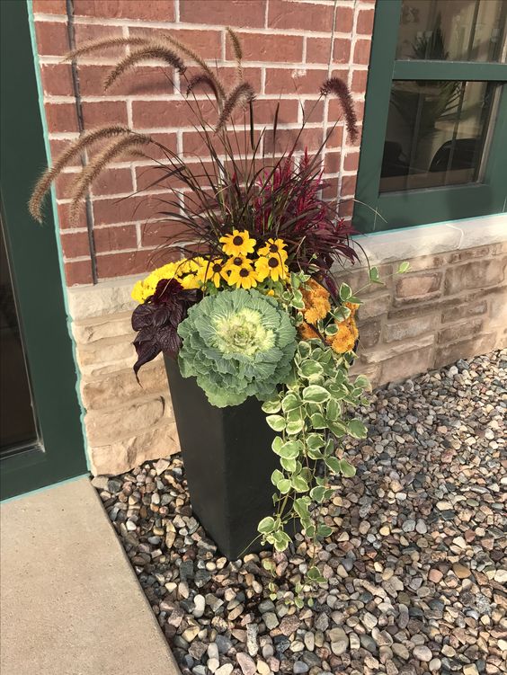 Vytvořte si úžasné dekorace před vchodové dveře pomocí vysokých květináčů!